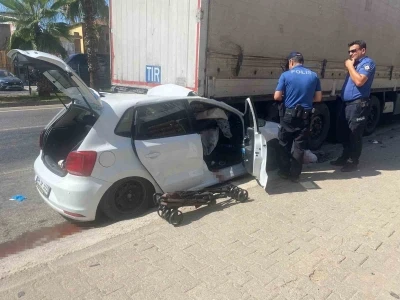 Otomobil, park halindeki tıra çarptı: 4 yaralı
