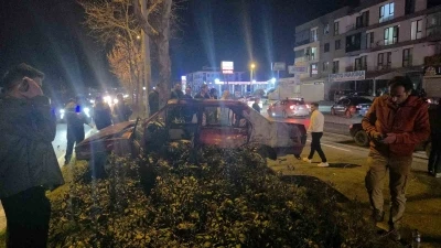 Otomobil ref&uuml;jdeki ağaca &ccedil;arptı: 1 kişi yaralandı
