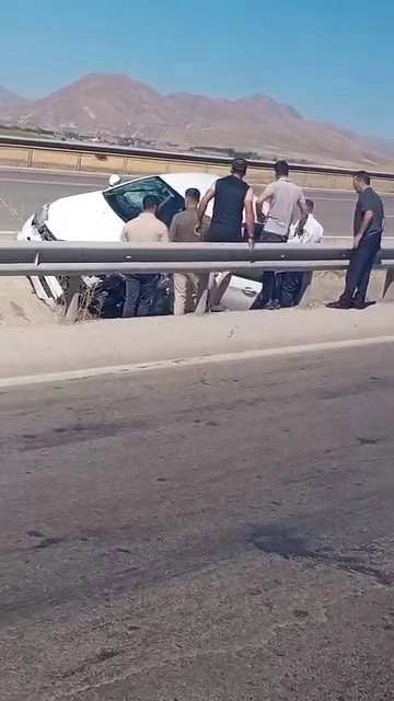 Otomobil refüjdeki boşluğa düştü
