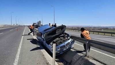 Otomobil ref&uuml;je &ccedil;arptı, ara&ccedil;ta sıkışan s&uuml;r&uuml;c&uuml;y&uuml; itfaiye kurtardı
