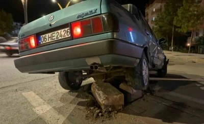 Otomobil refüje çıktı, kazanın ardından araçtan inip kaçtılar
