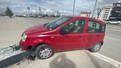 Otomobil ref&uuml;je &ccedil;ıktı, s&uuml;r&uuml;c&uuml; kazayı yara almadan atlattı
