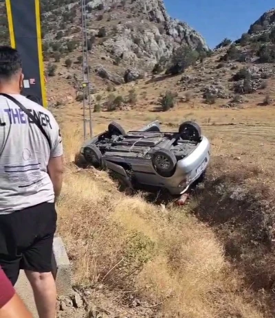 Otomobil şarampole yuvarlandı: 2 yaralı
