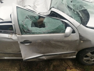 Otomobil şarampole yuvarlandı: Bangladeş uyruklu aynı aileden 1 kişi &ouml;ld&uuml;, 3 kişi yaralandı
