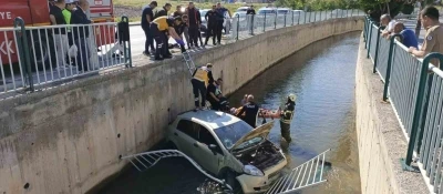 Otomobil sulama kanalına d&uuml;şt&uuml;, ekipler yaralı i&ccedil;in seferber oldu
