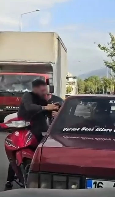 Otomobil sürücüsü dışarıya çıkmayınca motosikletli camdan içeri girmeye çalıştı
