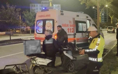 Otomobil s&uuml;r&uuml;c&uuml;s&uuml; motosiklete &ccedil;arpıp ka&ccedil;tı

