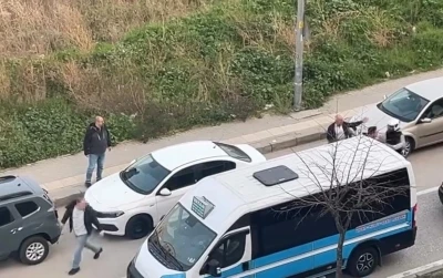 Otomobil s&uuml;r&uuml;c&uuml;s&uuml; motosikletliye copla saldırdı
