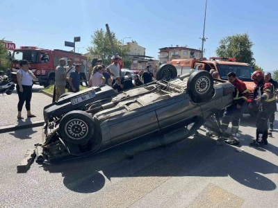 Otomobil takla attı: 2 kişi yaralandı
