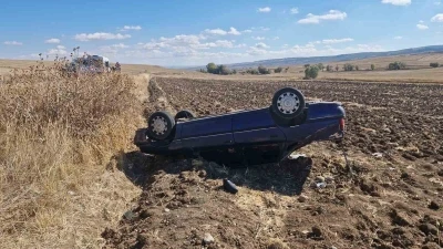 Otomobil tarlaya yuvarlandı: 4 yaralı
