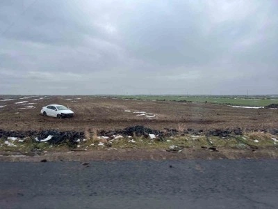 Otomobil tarlaya yuvarlandı, s&uuml;r&uuml;c&uuml; kazayı yara almadan atlattı