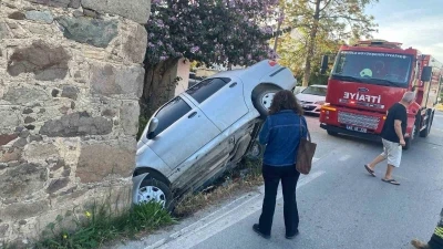 Otomobil taş binaya &ccedil;arptı
