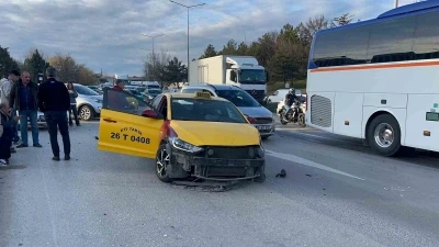 Otomobil ticari taksiye &ccedil;arptı, 3 kişi yaralandı
