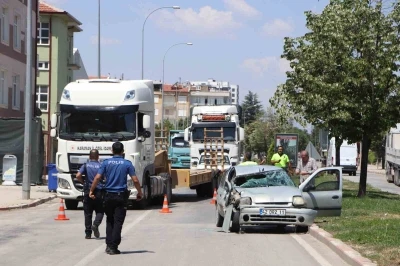 Otomobil tıra arkadan &ccedil;arptı: 1&rsquo;i ağır 3 yaralı
