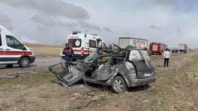 Otomobil tıra arkadan &ccedil;arptı: 1 &ouml;l&uuml;, 3 yaralı

