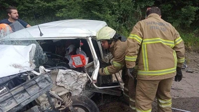 Otomobil tıra &ccedil;arptı: 1&rsquo;i ağır 3 yaralı
