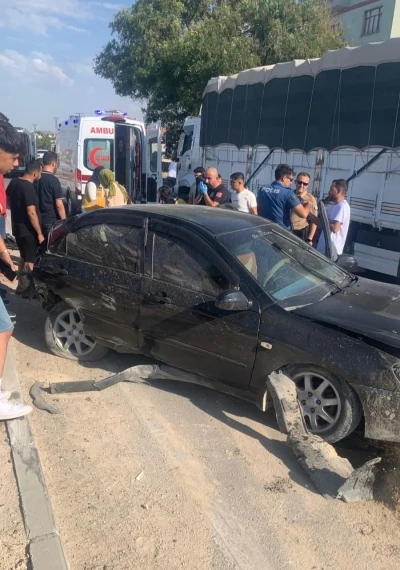 Otomobil tıra çarptı: 3 yaralı
