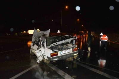 Otomobil tıra çarptı: 4 yaralı
