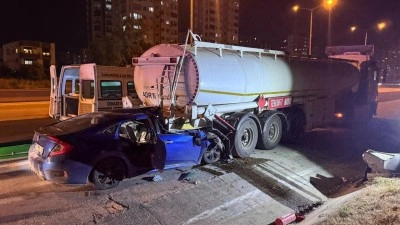 Otomobil tıra &ccedil;arptı: Baba &ouml;ld&uuml;, 2 &ccedil;ocuğu yaralandı