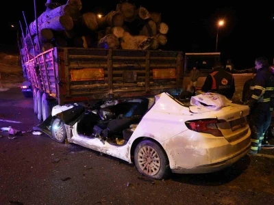 Otomobil tırın dorsesinin altında girdi: 1 kişi &ouml;ld&uuml;, 2 kişi ağır yaralandı
