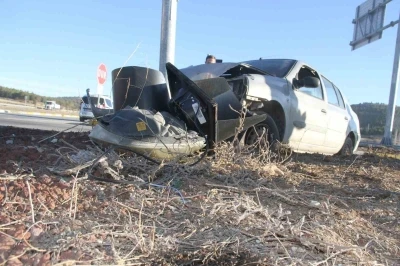 Otomobil trafik ışığı direğine &ccedil;arptı: 2 yaralı
