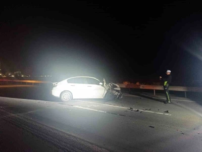 Otomobil traktörün römorkuna çarptı: 2 yaralı
