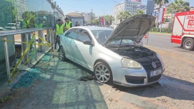 Otomobil tramvay istasyonuna &ccedil;arptı: 3 yaralı

