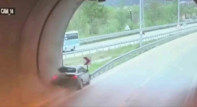 Otomobil t&uuml;nel &ccedil;ıkışında bariyerlere &ccedil;arptı: Kaza anı kamerada
