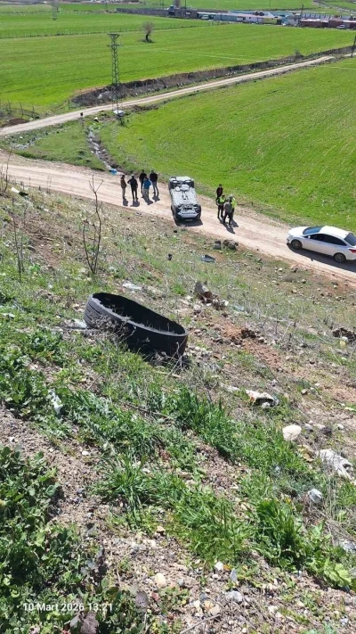 Otomobil u&ccedil;uruma yuvarlandı, s&uuml;r&uuml;c&uuml;y&uuml; itfaiye kurtardı
