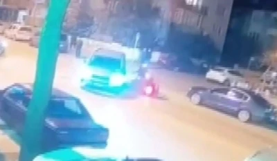 Otomobil ve motosikletin karıştığı kaza g&uuml;venlik kamerasına yansıdı
