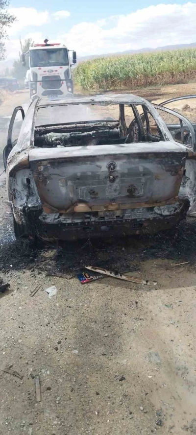 Otomobil yanarak kullanılamaz hale geldi
