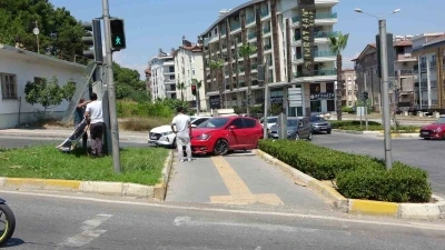 Otomobil yaya ge&ccedil;idine &ccedil;ıktı, 2 kişi yaralandı
