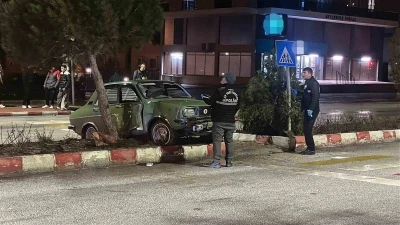 Otomobil yayalara &ccedil;arptı: 3 yaralı
