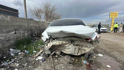 Otomobil yayaya &ccedil;arptı: 1&rsquo;i ağır 2 yaralı
