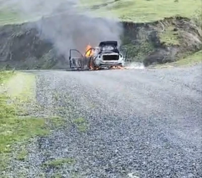 Otomobil yayla yolunda yanarak hurdaya d&ouml;nd&uuml;
