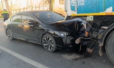 Otomobil yol s&uuml;p&uuml;rme aracıyla &ccedil;arpıştı
