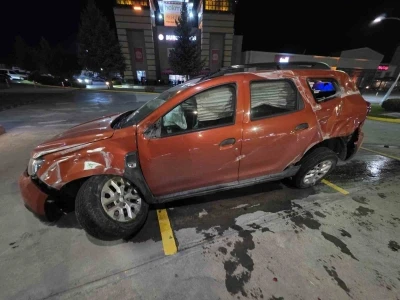 Otomobil yoldan çıkarak bariyerlere çarptı, 2 kişi yaralandı
