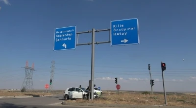 Otomobil y&ouml;n tabelasına &ccedil;arptı: 2 yaralı
