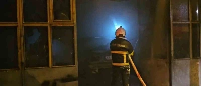 Otomobilde &ccedil;ıkan yangın iş yerine sı&ccedil;radı
