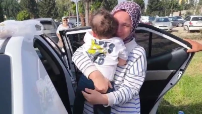 Otomobilde mahsur kalan evladına kavuşan anne g&ouml;zyaşlarına boğuldu
