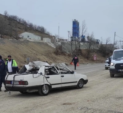 Otomobildeki 5 kişi &ouml;l&uuml;mden d&ouml;nd&uuml;: 2 yaralı
