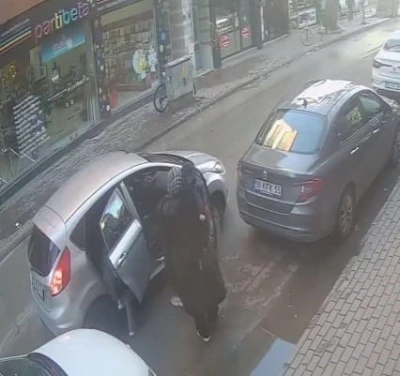 Otomobildeki &ccedil;ocuklar arkadan minib&uuml;s&uuml;n &ccedil;arpmasıyla şoku yaşadı
