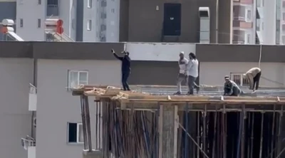 Otomobilden müzik sesi duyan işçiler 10. katta halay çekti
