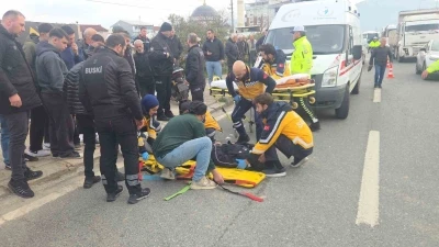 Otomobile &ccedil;arpan motosiklet savruldu: 2 yaralı
