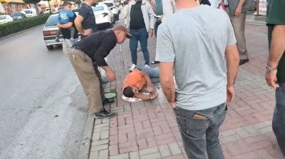 Otomobile çarpan motosiklet sürücüsü havada takla atıp yere düştü
