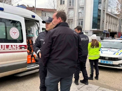 Otomobile &ccedil;arpmamak i&ccedil;in ani fren yapan motosikletli yaralandı
