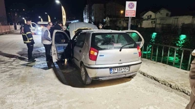 Otomobili k&uuml;le d&ouml;nmekten itfaiye kurtardı
