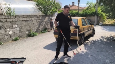 Otomobilin altına giren yılan itfaiye ekiplerince &ccedil;ıkarıldı
