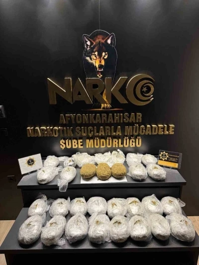 Otomobilin arka kapısının döşemesinin içerisine zulalanmış 11 kilo 500 gram uyuşturucu ele geçirildi
