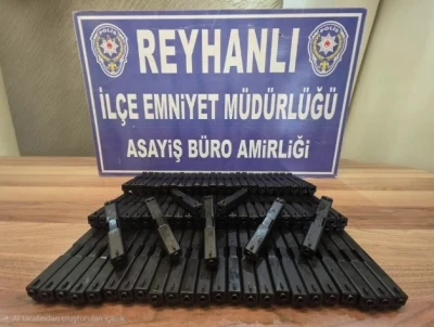Otomobilin bagajındaki zuladan onlarca silah par&ccedil;ası &ccedil;ıktı
